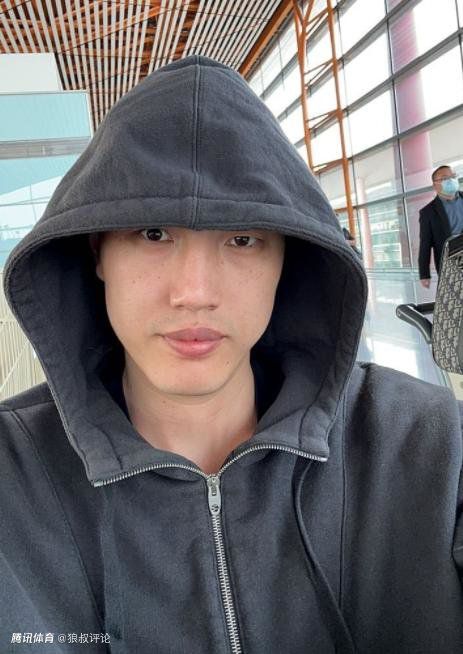 对于海报中遮住人物眼睛的设计，奉俊昊导演解释道：;这种设计会引发我们各种推测，有点吓人又有些可笑，好像在隐藏什么