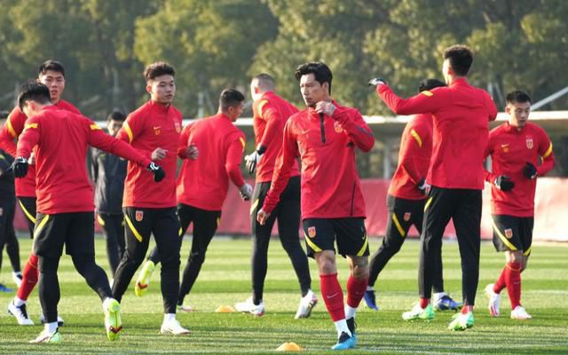 专家推荐【盈神解球】足球10中9带来下午场澳超：阿德莱德联vs纽卡斯尔喷气机【小女子】足球8中7带来晚间世俱杯分析【红单战神】足球9中7带来下午场澳超+晚间本轮意甲今日热点赛事今日下午，澳超迎来焦点战对决：阿德莱德联vs纽卡斯尔喷气机。